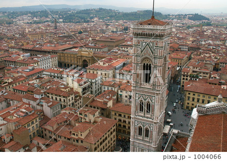 サンタ・マリア・デル・フィオーレ大聖堂クーポラからのフィレンツェの町並み 1004066