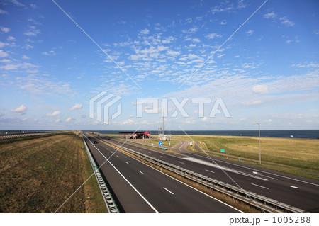 オランダの大堤防に作られた高速道路 オランダの大堤防に作られた高速道路 1005288