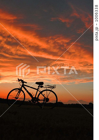 夕日と自転車 夕日と自転車 1006338