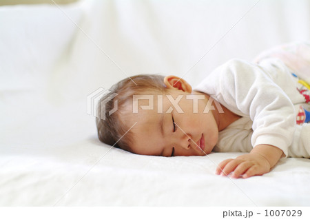 子供の寝顔 1007029