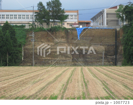豪雨で崩れた崖 豪雨で崩れた崖 1007723