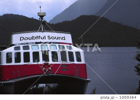 ＮＺのフィヨルド　ダウトフル・サウンドの観光船 1009364