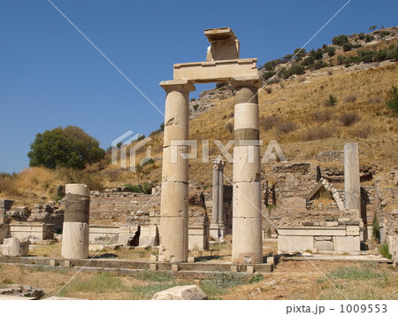 「エフェソス（エフェス）遺跡」の「プリタネイオンの柱」（トルコ） 1009553