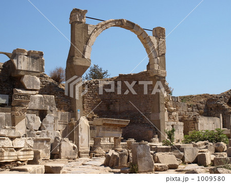「エフェソス（エフェス）遺跡」の「ポリオの泉」（トルコ） 1009580