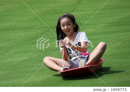 草スキーの少女 草スキーの少女 1009773