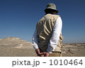 砂漠にてたたずむ考古学者 1010464