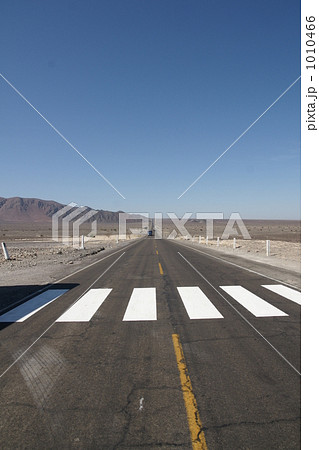砂漠を走る道と横断歩道 1010466