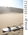 砂漠でサンドサーフィン 1010512