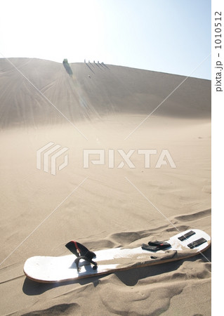 砂漠でサンドサーフィン 1010512