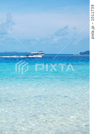 パラオのガルメアウス島の海と船 パラオのガルメアウス島の海と船 1011739