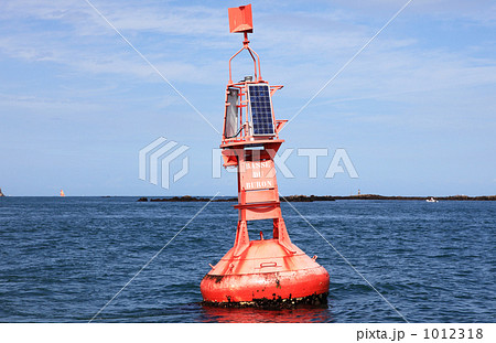 フランス北部の海に浮かぶ赤いブイ フランス北部の海に浮かぶ赤いブイ 1012318