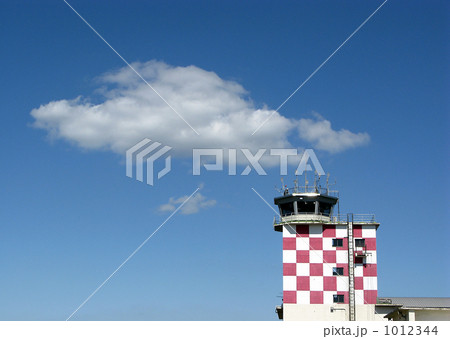 管制塔と青空 1012344