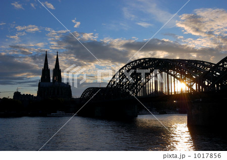 ケルン　夕方の大聖堂とホーエンツォレルン橋 1017856