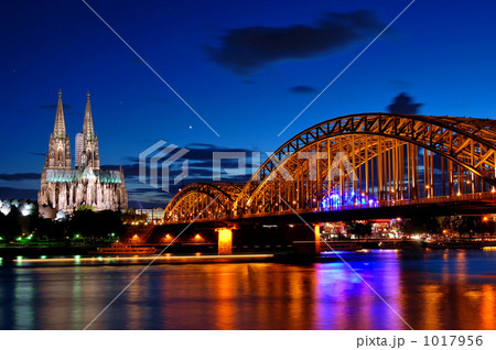 ケルン 大聖堂とホーエンツォレルン橋の写真素材