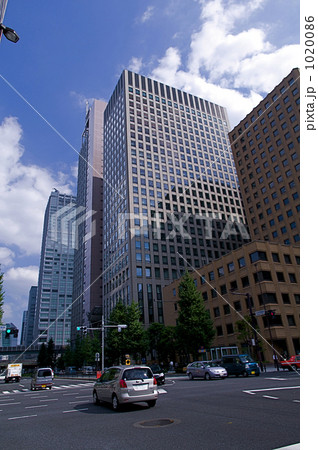 永代通りと丸の内のビル街 1020086