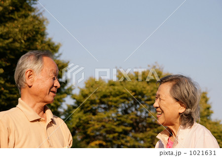 笑顔で向き合う老夫婦 1021631