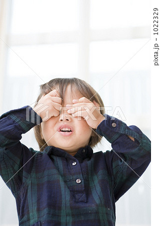 少年 男児 目を覆うの写真素材