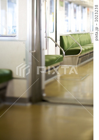 電車の車内 電車の車内 1023238