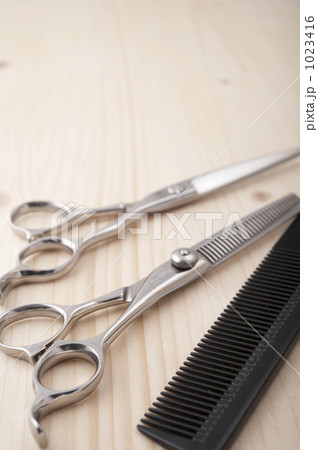 美容師のハサミと櫛 美容師のハサミと櫛 1023416