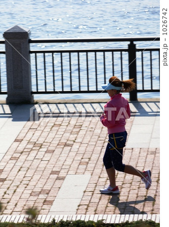 水辺の公園でランニング 1026742