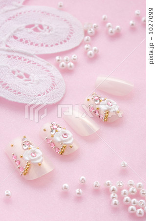 白いバラとピンクのストーンとパールビーズのネイルチップ 1027099