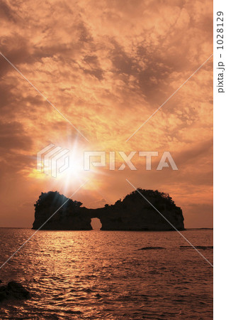 円月島の夕日 1028129