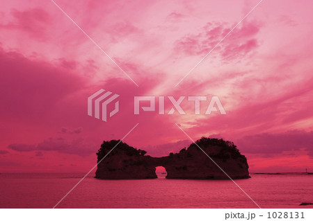 円月島の夕日 1028131