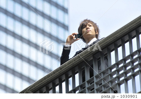 携帯電話を持つビジネスマン 携帯電話を持つビジネスマン 1030901