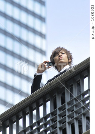 携帯電話を持つビジネスマン 携帯電話を持つビジネスマン 1030903