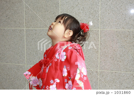 七五三 女の子が見上げる 七五三 女の子が見上げる 1031860