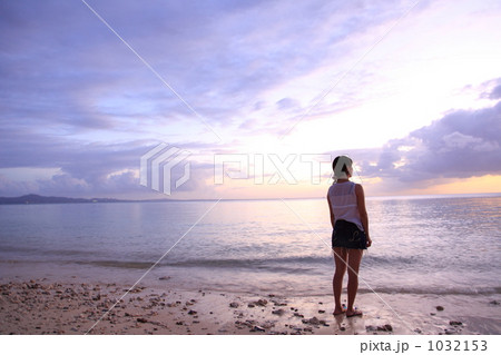 沖縄の夕暮れと女性 沖縄の夕暮れと女性 1032153