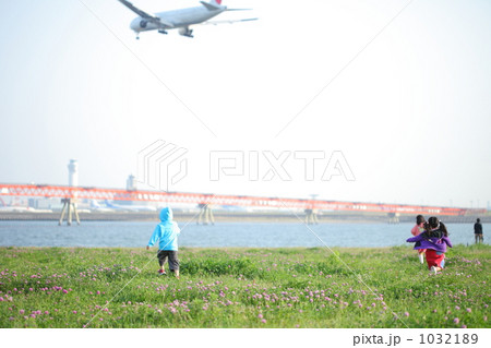 飛行機を追いかける兄弟 1032189
