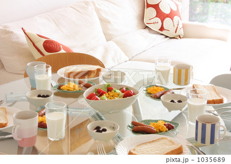 ガラスのダイニングテーブルと朝食 ガラスのダイニングテーブルと朝食 1035689