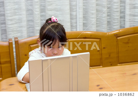 パソコンに夢中(モデル:あやねちゃん) パソコンに夢中(モデル:あやねちゃん) 1036862