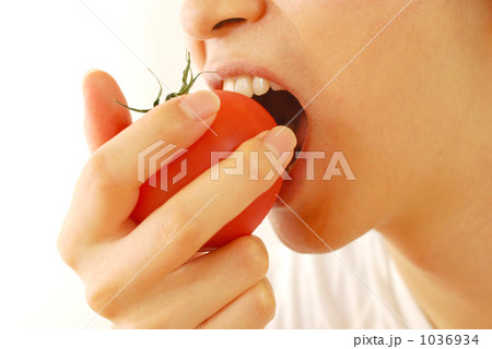 トマトを食べる男性 トマトを食べる男性 1036934