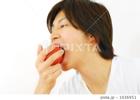 トマトを食べる男性 1036951