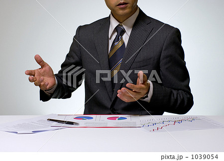 プレゼンテーションするビジネスマン 1039054