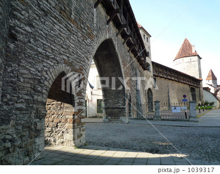 タリン旧市街の城壁入口 1039317