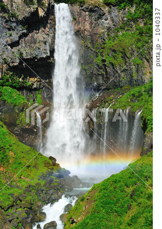 華厳の滝と虹 1040337