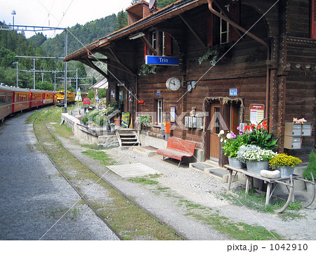 スイスの田舎の駅 スイスの田舎の駅 1042910