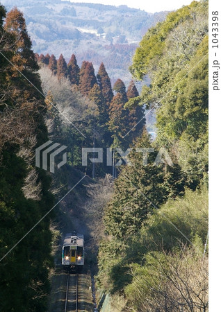 山あいを行く気動車 1043398