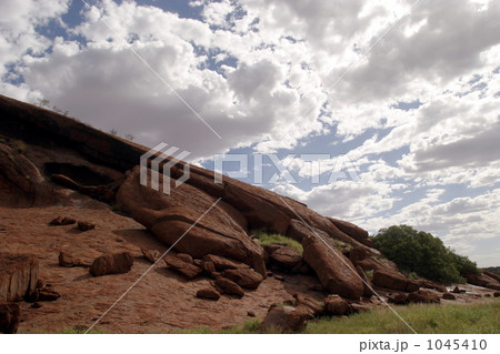ウルルにかかる雲 1045410