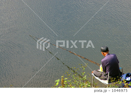 秋の午後都会の近郊の沼でヘラブナ釣りを楽しむ 秋の午後都会の近郊の沼でヘラブナ釣りを楽しむ 1046975