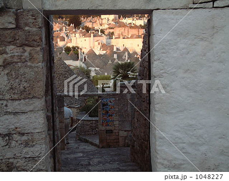 石造りの額の中のアルベロベッロ旧市街 1048227