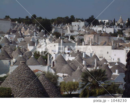 アルベロベッロ旧市街のとんがり屋根群 1048230