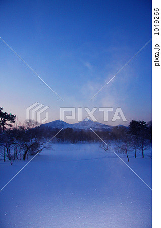 磐梯高原の冬（レンゲ沼と磐梯山） 1049266