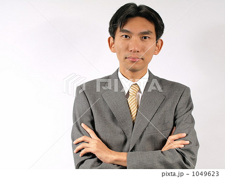 腕を組むビジネスマン 1049623