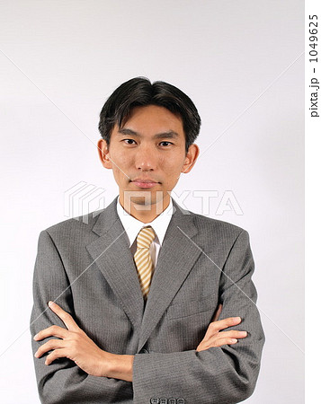 腕を組むビジネスマン 1049625
