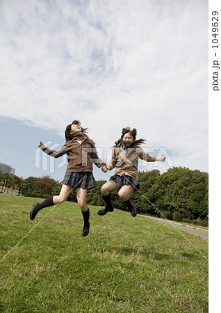 ジャンプする２人の女子高生 1049629