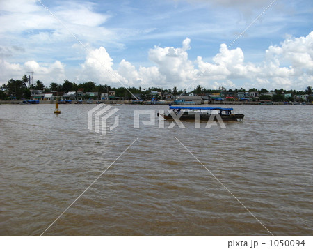 ベトナムのメコン川と船 ベトナムのメコン川と船 1050094